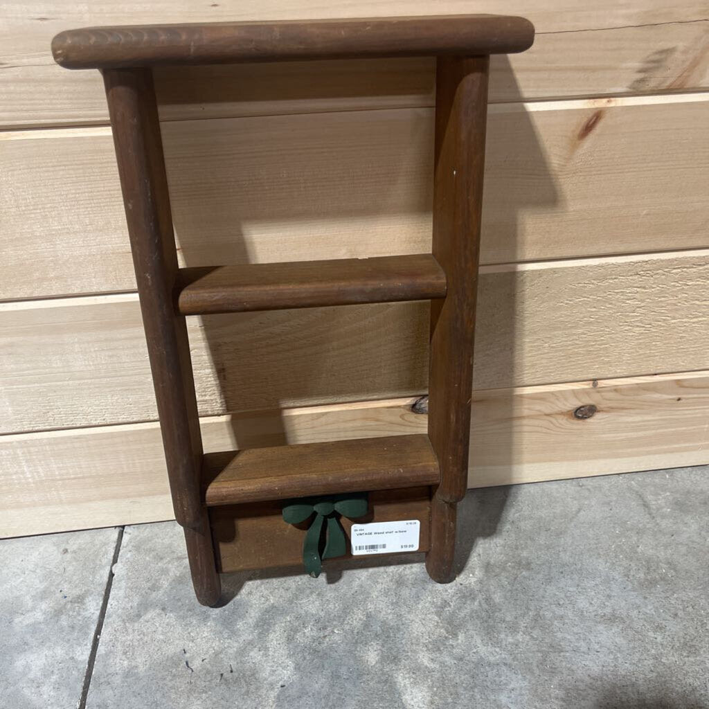 Wood shelf w/bow