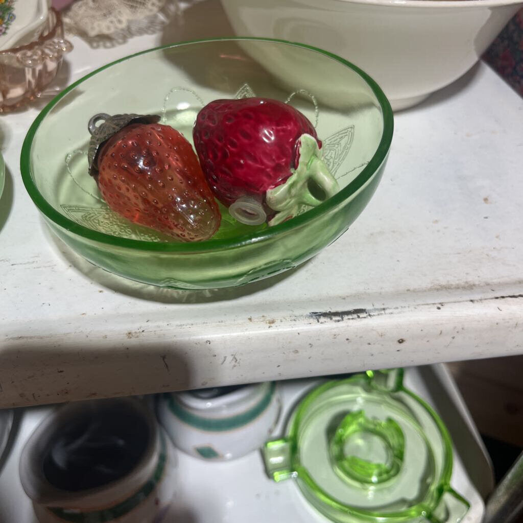 Uranium lid w/ strawberries glows