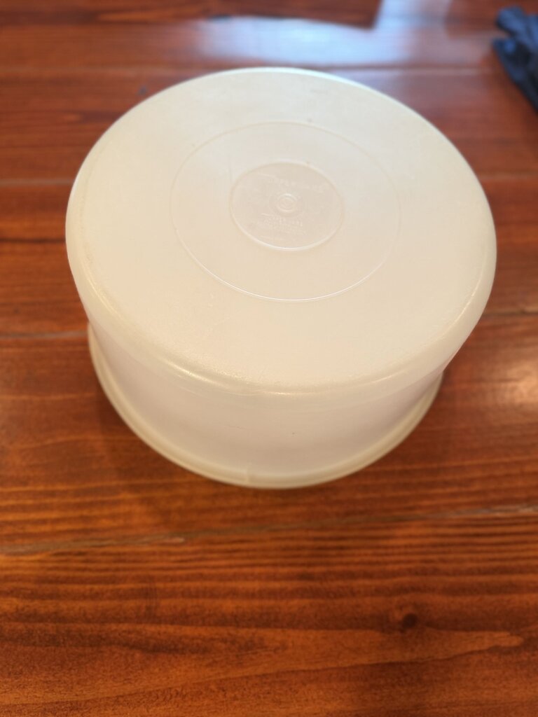 Round Tupperware Cake Carrier