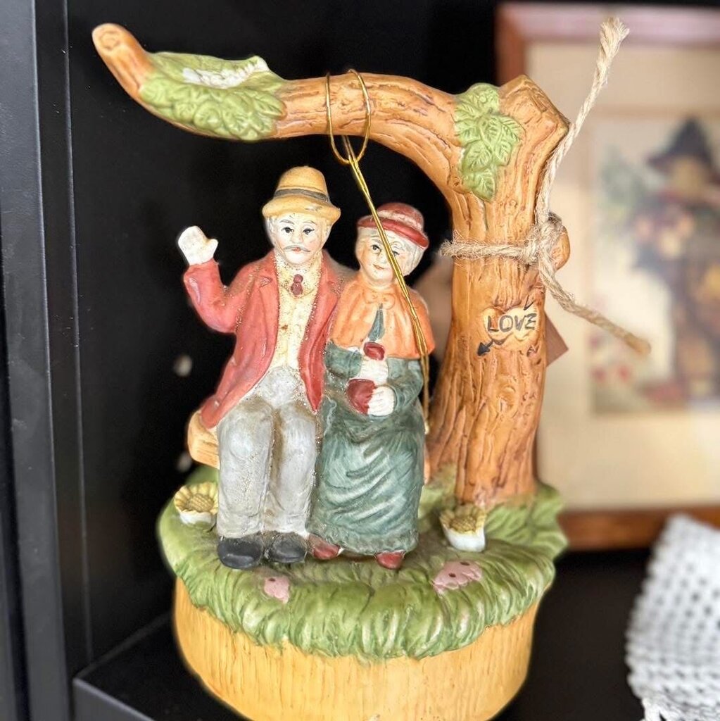 Garden Figurine Couple Musicbox